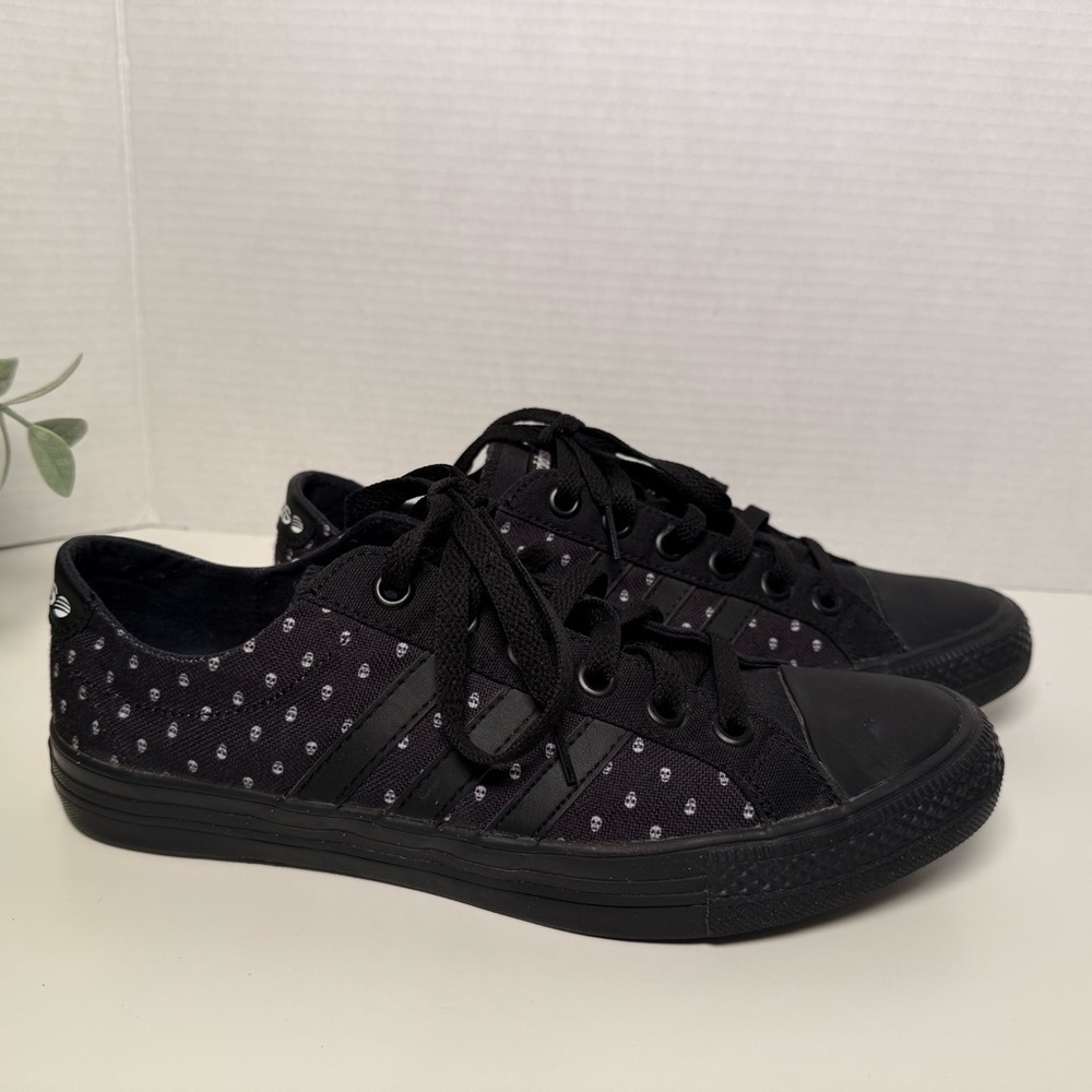 adidas NEO Low-Top Skull Print Canvas Classic Sneakers Mens Size 9 Grunge Casual